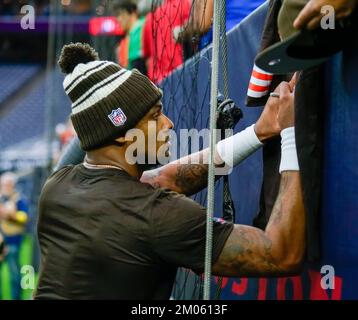 Houston, Texas, États-Unis, 04th décembre 2022. Le quarterback des Cleveland Browns DESHAUN WATSON (4) signe les autographes et les fans de grands avant-match alors qu'il se prépare pour le match entre les Cleveland Browns et les Houston Texans à Houston, Texas, au stade NRG. DESHAUN WATSON (4) retourne au football après une suspension de jeu de 11. (Photo par: Jerome Hicks/ Credit: SIPA USA/Alay Live News Banque D'Images