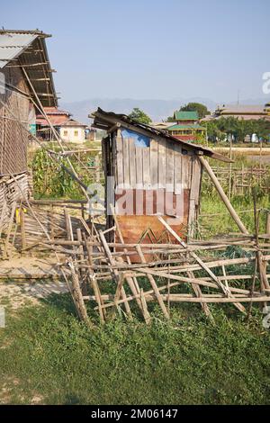 Toilettes extérieures Inle Lake Myanmar Banque D'Images