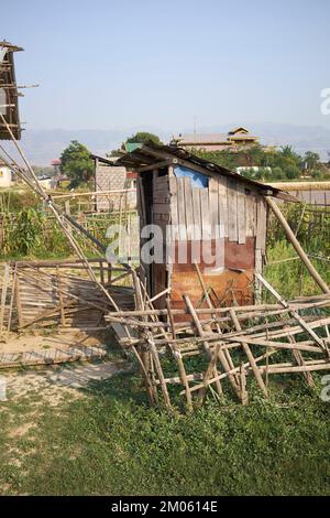 Toilettes extérieures Inle Lake Myanmar Banque D'Images