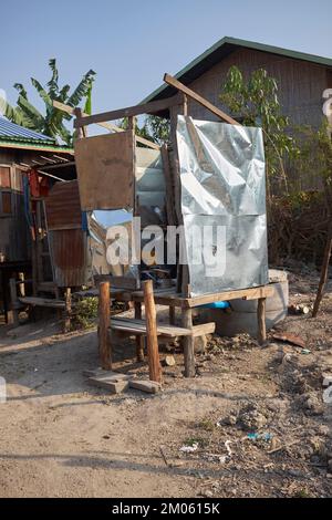 Toilettes extérieures Inle Lake Myanmar Banque D'Images