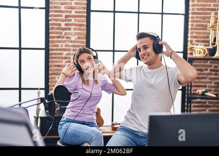 Des musiciens hommes et femmes chantant des chansons et dansant au studio de musique Banque D'Images