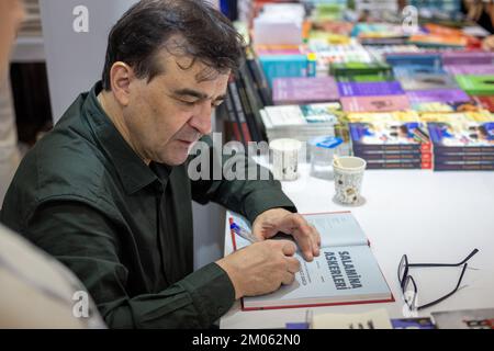 Istanbul, Turquie. 4 décembre 2022: Le célèbre écrivain espagnol Javier Cercas signe ses livres pour ses fans le jour de la signature de la Foire internationale du livre d'Istanbul 39th à Beylikduzu, Istanbul Turkiye sur 4 décembre 2022. La Foire internationale du livre d'Istanbul a ouvert ses portes pour 39th fois au centre de foire et de congrès de TUYAP Istanbul après l'épidémie de Covid-19. Organisée par TUYAP, Tum Fuarcılık Yapım AS, en coopération avec l'Association turque des éditeurs, la foire sur le thème des retours à la ville se poursuivra jusqu'au 11 décembre. (Credit image: © Tolga Ildun/ZUMA Press Wire) Credit: ZU Banque D'Images