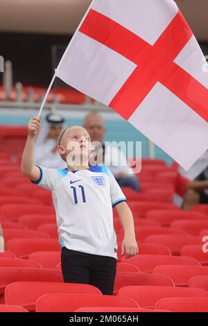 Al Khor, Qatar. 04th décembre 2022. Jeune supporter d'Angleterre avec drapeau lors de la coupe du monde de la FIFA, Qatar 2022 tour de 16 match entre l'Angleterre et le Sénégal au stade Al Bayt, Al Khor, Qatar, le 4 décembre 2022. Photo de Peter Dovgan. Utilisation éditoriale uniquement, licence requise pour une utilisation commerciale. Aucune utilisation dans les Paris, les jeux ou les publications d'un seul club/ligue/joueur. Crédit : UK Sports pics Ltd/Alay Live News Banque D'Images