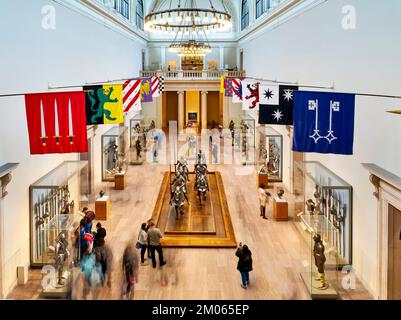 New York. Manhattan. États-Unis. Le Metropolitan Museum of Art Armes et armure, salle principale du Moyen âge Banque D'Images