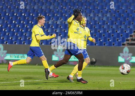 Thierno Barry de Beveren fête après avoir marqué un match de football entre KMSK Deinze et SK Beveren, dimanche 04 décembre 2022 à Deinze, le 16 e jour de la 2022-2023 'Challenger Pro League' 1B deuxième division du championnat belge. BELGA PHOTO KURT DESPLENTER Banque D'Images