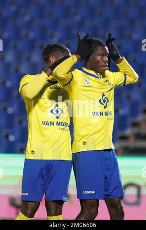 Thierno Barry de Beveren fête après avoir marqué un match de football entre KMSK Deinze et SK Beveren, dimanche 04 décembre 2022 à Deinze, le 16 e jour de la 2022-2023 'Challenger Pro League' 1B deuxième division du championnat belge. BELGA PHOTO KURT DESPLENTER Banque D'Images