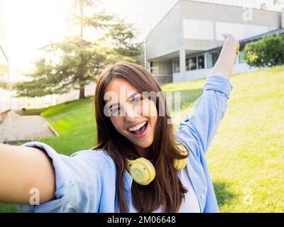 Perspective selfie de jeune femme étudiante souriante appréciant sur le campus Banque D'Images