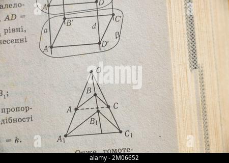 géométrie dessin sur la page de l'ancien livre jaune comme arrière-plan, algèbre livre comme arrière-plan Banque D'Images