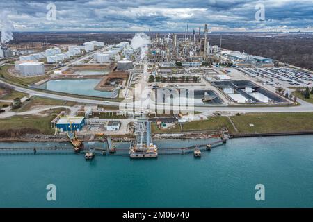 La raffinerie de Suncor Sarnia produit de l'essence, du kérosène, du jet et des carburants diesel au Canada sur la rive de la St. Rivière clair / région des Grands Lacs Banque D'Images