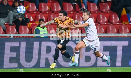 Benevento, Campanie, Italie. 4th décembre 2022. Diego Farias de Benevento calcio - Marco Sala (Palermo FC); pendant le match de football italien de la série B FC Benevento vs FC Palermo sur 04 décembre 2022 au stade Ciro Vigorito à Benevento.in photo: (Credit image: © Fabio Sasso/ZUMA Press Wire) Banque D'Images