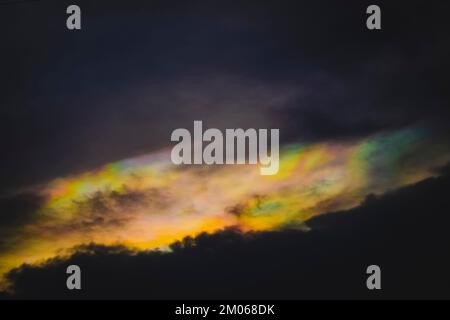 Un nuage arc-en-ciel appelé nuage iridescent phénomène nature fond de saison Banque D'Images