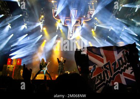 Toluca, Mexique. 03rd décembre 2022. Rob Halford, chanteur et guitariste Richie Faulkner du groupe britannique Judas Priest, se produit sur scène au cours du deuxième jour du festival The Hell and Heaven Metal Fest à Foro Pegaso à Toluca, au Mexique. (Photo par Carlos Santiago/Eyepix Group) (photo par Eyepix/NurPhoto) crédit: NurPhoto/Alay Live News Banque D'Images