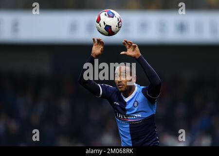 Jordan Obita de Wycombe Wanderers lance pendant le match Sky Bet League 1 Wycombe Wanderers vs Portsmouth à Adams Park, High Wycombe, Royaume-Uni, 4th décembre 2022 (photo de Nick Browning/News Images) Banque D'Images