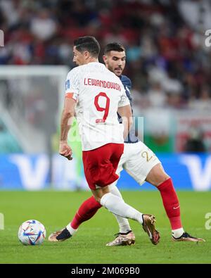 Doha, Doha, Qatar, Qatar. 4th décembre 2022. DOHA, QATAR - DÉCEMBRE 4 : le joueur de Pologne Robert Lewandowski pilote le ballon lors de la coupe du monde de la FIFA Qatar 2022 Round of 16 match entre la France et la Pologne au stade Al Thumama sur 4 décembre 2022 à Doha, Qatar. (Credit image: © Florencia Tan Jun/PX Imagens via ZUMA Press Wire) Credit: ZUMA Press, Inc./Alamy Live News Banque D'Images