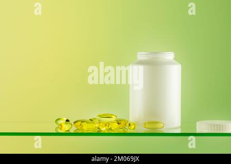 Maquette de pilules bio naturelles, vitamines ou suppléments sur fond de gradient avec espace de copie. Flacon blanc avec suppléments sains en capsules de gel. Mo Banque D'Images