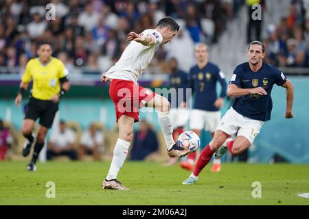 Doha, Doha, Qatar, Qatar. 4th décembre 2022. DOHA, QATAR - DÉCEMBRE 4 : le joueur de Pologne Robert Lewandowski contrôle le ballon lors de la coupe du monde de la FIFA Qatar 2022 Round of 16 match entre la France et la Pologne au stade Al Thumama sur 4 décembre 2022 à Doha, Qatar. (Credit image: © Florencia Tan Jun/PX Imagens via ZUMA Press Wire) Credit: ZUMA Press, Inc./Alamy Live News Banque D'Images