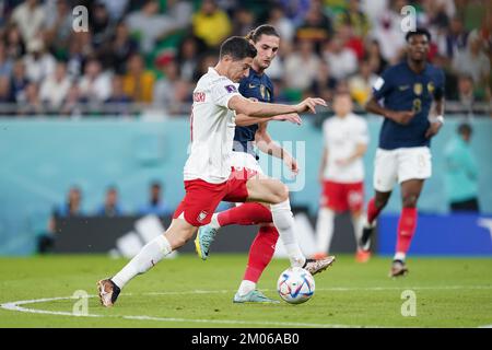 Doha, Doha, Qatar, Qatar. 4th décembre 2022. DOHA, QATAR - DÉCEMBRE 4 : le joueur de Pologne Robert Lewandowski contrôle le ballon lors de la coupe du monde de la FIFA Qatar 2022 Round of 16 match entre la France et la Pologne au stade Al Thumama sur 4 décembre 2022 à Doha, Qatar. (Credit image: © Florencia Tan Jun/PX Imagens via ZUMA Press Wire) Credit: ZUMA Press, Inc./Alamy Live News Banque D'Images