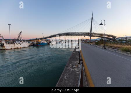 Le célèbre 'Ponte del mare' (pont de mer) à Pescara, en Italie, au coucher du soleil. Banque D'Images