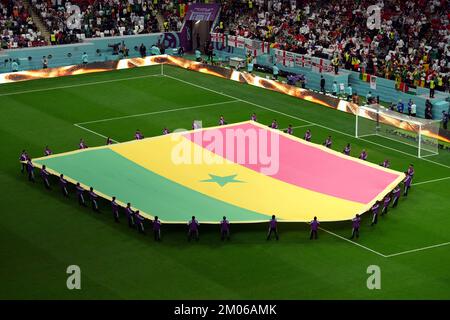 Le drapeau du Sénégal est présenté avant le match de la coupe du monde de la FIFA de seize ans au stade Al-Bayt à Al Khor, Qatar. Date de la photo: Dimanche 4 décembre 2022. Banque D'Images