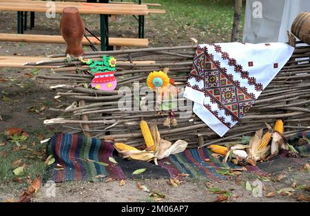 Fait à la main produit de pays osier haie enfants jouet folk travail tapis serviette beau paysage Moldavie Banque D'Images