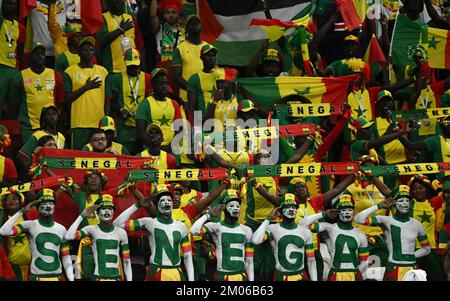 Al Khor, Qatar. 4th décembre 2022. Les fans du Sénégal applaudissent avant le match de la série de 16 entre l'Angleterre et le Sénégal de la coupe du monde de la FIFA 2022 au stade Al Bayt à Al Khor, Qatar, le 4 décembre 2022. Credit: Li GA/Xinhua/Alay Live News Banque D'Images