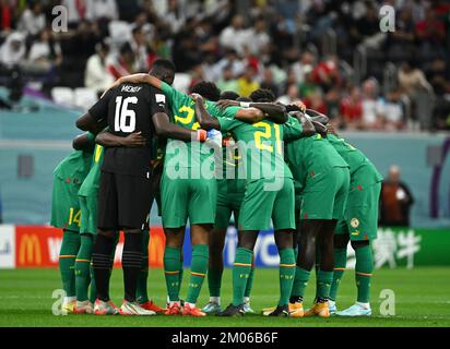 Al Khor, Qatar. 4th décembre 2022. Les joueurs du Sénégal réagissent avant le match de la série de 16 entre l'Angleterre et le Sénégal de la coupe du monde de la FIFA 2022 au stade Al Bayt à Al Khor, Qatar, le 4 décembre 2022. Credit: Li GA/Xinhua/Alay Live News Banque D'Images