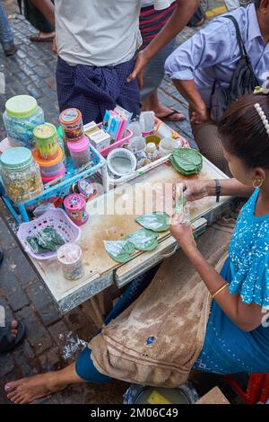 Vendeur de kun-ya à Yangon Myanmar - également connu sous le nom de Paan - mâcher des feuilles de bétel avec des noix d'arec et de la pâte de citron vert éteint est populaire auprès des habitants Banque D'Images