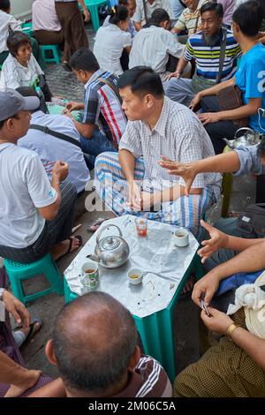 Clients dans un Street Cafe à Yangon Myanmar Banque D'Images