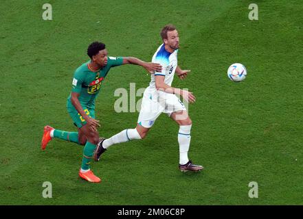 Abdou Diallo, du Sénégal, s'accroche à Harry Kane (à droite), en Angleterre, lors du match de la coupe du monde de la FIFA, Round of Sixteen, au stade Al-Bayt d'Al Khor, au Qatar. Date de la photo: Dimanche 4 décembre 2022. Banque D'Images