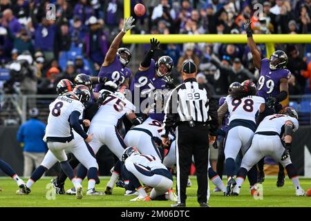 Baltimore, États-Unis. 04th décembre 2022. Denver Broncos place Kicker Brandon McManus (8) lance un but de 52 yards contre les Ravens de Baltimore pendant la première moitié au stade M&T Bank à Baltimore, Maryland, dimanche, 4 décembre 2022. Photo de David Tulis/UPI crédit: UPI/Alay Live News Banque D'Images