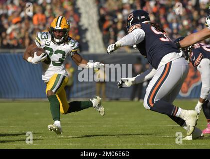 Chicago, États-Unis. 04th décembre 2022. Green Bay Packers qui repart Aaron Jones (33) dirige le ballon contre les ours de Chicago au Soldier Field de Chicago, dimanche, 4 décembre 2022. Photo de Mark Black/UPI. Crédit : UPI/Alay Live News Banque D'Images