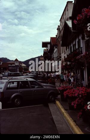 Leavenworth WA USA 6/1981. Leavenworth est un village bavarois situé dans les montagnes Cascade, dans le centre de l'État de Washington. Bâtiments de style alpin avec restaurants servant de la bière allemande et de la cuisine de Front Street. Le musée des casse-noisettes présente des milliers de casse-noisettes, dont certains datent de plusieurs siècles. Sur la rivière Wenatchee, Waterfront Park est un habitat pour les ospreys et les aigles. Le village est une porte d'accès aux pistes de ski et aux caves de vinification à proximité. Banque D'Images