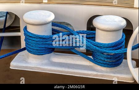 Lignes d'amarrage nautique utilisées pour amarrer un navire. Photo d'un double bollard bitt. Il permet l'acceptation de plusieurs lignes d'amarrage. Banque D'Images