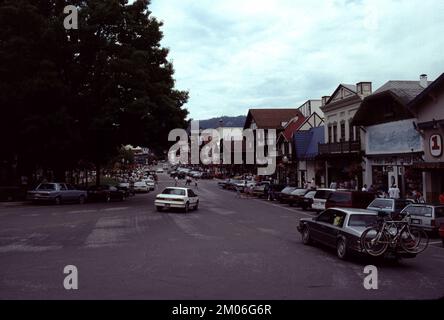 Leavenworth WA USA 6/1981. Leavenworth est un village bavarois situé dans les montagnes Cascade, dans le centre de l'État de Washington. Bâtiments de style alpin avec restaurants servant de la bière allemande et de la cuisine de Front Street. Le musée des casse-noisettes présente des milliers de casse-noisettes, dont certains datent de plusieurs siècles. Sur la rivière Wenatchee, Waterfront Park est un habitat pour les ospreys et les aigles. Le village est une porte d'accès aux pistes de ski et aux caves de vinification à proximité. Banque D'Images