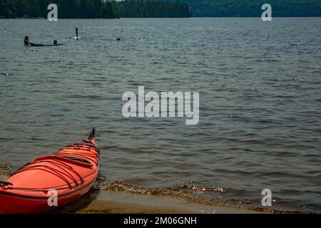 Canot rouge sur la rive du lac Dwight, Muskoka, Ontario, Canada Banque D'Images