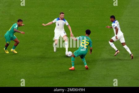 Jordan Henderson et Marcus Rashford (à droite), en Angleterre, ont le regard de passer devant Ismail Jakobs (à gauche) et Abdou Diallo au cours du match de la coupe du monde de la FIFA de seize points au stade Al-Bayt à Al Khor, au Qatar. Date de la photo: Dimanche 4 décembre 2022. Banque D'Images