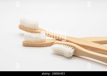 Gros plan sur les brosses à dents en bambou Banque D'Images
