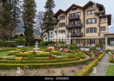 L'hôtel Alpenrose et ses jardins dans le canton de Berne dans la ville de Wilderswil. Hôtel suisse traditionnel. Banque D'Images