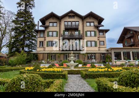 L'hôtel Alpenrose et ses jardins dans la ville de Wilderswil dans le canton de Berne. Chalet suisse traditionnel. Banque D'Images