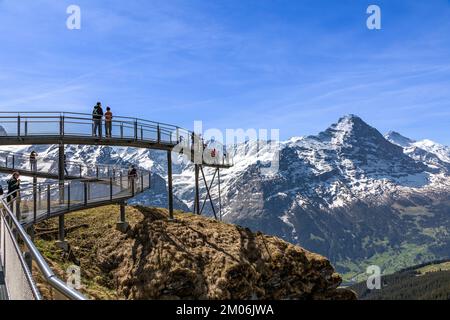 Partie de la passerelle de la première falaise dans les Alpes suisses surplombant le pic de l'Eiger dans la région de Jungfrau. Banque D'Images