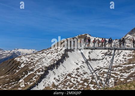 Les touristes attendent en file d'attente à la plate-forme de randonnée de Grindelwald First Cliff Walk pour prendre leur photo. Haut de la zone Europe. Banque D'Images