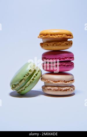 Macarons empilés à la limite verticale Banque D'Images