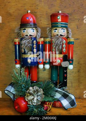 Gros plan sur les casse-noisettes de soldat de fête pour la période des fêtes de Noël. Banque D'Images