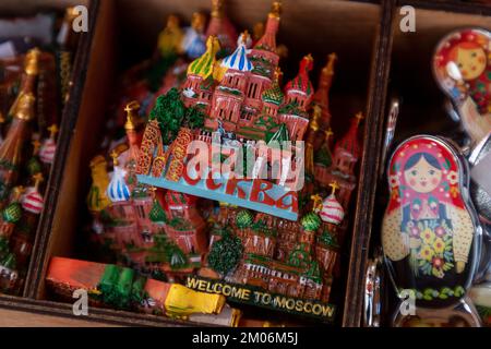 Vue sur le dôme de St. La cathédrale de Basil sous forme de produits souverains et un aimant sous forme de poupée matryoshka russe traditionnelle sur un comptoir de magasin sur la place Rouge dans le centre de Moscou, en Russie Banque D'Images