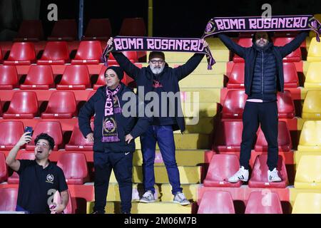 Benevento, Campanie, Italie. 4th décembre 2022. Pendant le match de football italien série B FC Benevento vs FC Palermo sur 04 décembre 2022 au stade Ciro Vigorito à Benevento.in photo: Supporter Palerme. (Image de crédit : © Fabio Sasso/ZUMA Press Wire) Banque D'Images