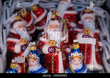 Un comptoir avec des jouets d'arbre de Noël sous forme de Père Noël et de neige Maiden pour un arbre du nouvel an dans le magasin central de la ville de Moscou le réveillon du nouvel an, Russie Banque D'Images