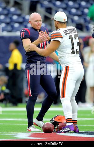 Houston, Texas, États-Unis. 4th décembre 2022. Le joueur de Houston Texans Cameron Johnston (11) salue le joueur de Cleveland Browns Corey Bojorquez (13) avant le match entre les Texans de Houston et les Browns de Cleveland au stade NRG à Houston, au Texas, sur 4 décembre 2022. (Credit image: © Erik Williams/ZUMA Press Wire) Credit: ZUMA Press, Inc./Alamy Live News Banque D'Images