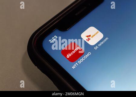 Vancouver, CANADA - Déc 3 2022 : image conceptuelle NTT DoCoMo et SK icônes de télécommunications vues dans l'écran de l'iPhone. Banque D'Images