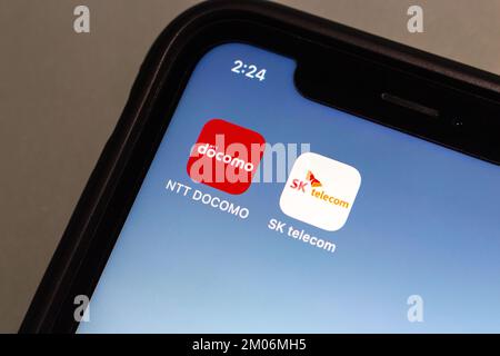 Vancouver, CANADA - Déc 3 2022 : image conceptuelle NTT DoCoMo et SK icônes de télécommunications vues dans l'écran de l'iPhone. Banque D'Images
