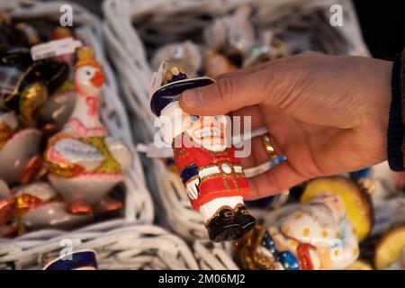 Un jouet d'arbre de Noël sous la forme d'un casse-noisette se trouve sur le comptoir parmi les jouets d'arbre de Noël pendant le nouvel an et les vacances de Noël à Moscou, en Russie Banque D'Images